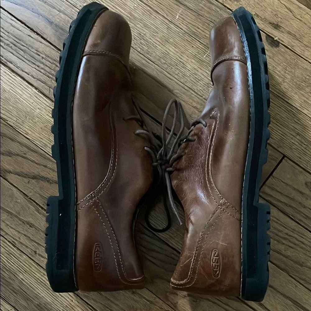 Keen Brown Oxford Shoes with Polished Finish and Lace-Up Design
